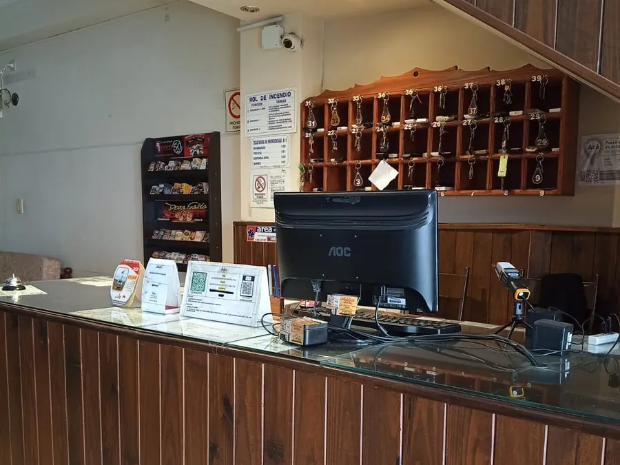 Mostrador de recepción de madera con el casillero de llaves detrás