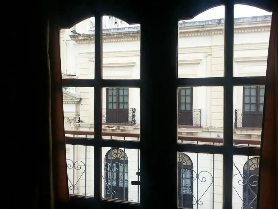 Ventana con vista a un edificio colonial de Salta